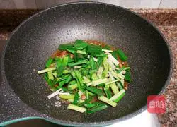 Illustration of how to stir-fry garlic sprouts and dry them 9