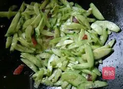 Illustration of how to make sausage and cucumber 5