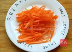 Illustration of how to make fried eggs with garlic sprouts 2