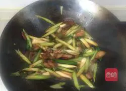 Illustration of how to make fried pork with green garlic 10