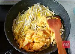 Fried eggs with leeks Illustration of how to do it 8