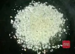 Illustration of how to make fried peas and sausage 8