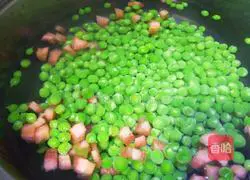 Illustration of how to make fried peas and sausage 5