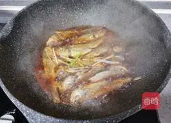 Illustration of how to make fish-flavored yellow croaker 10