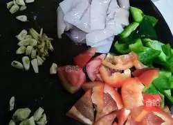 Illustration of how to stir-fry green pepper and red pepper in squid tube 4