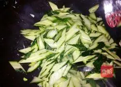 Illustration of how to make cucumber and scrambled eggs 9