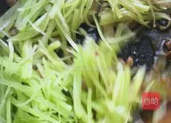 Illustration of how to stir-fry shredded pork with green bamboo shoots 6