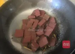 Illustration of how to stir-fry garlic with duck blood 3