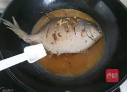 Illustration of how to cook silver pomfret with sauce 18