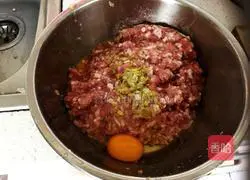 Illustration of how to make Qingbo meatballs 3