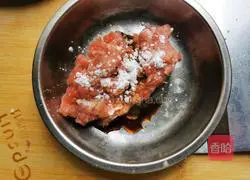 Illustration of how to stir-fry minced pork with water spinach stalks 2