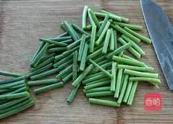 Illustration of how to stir-fry bacon with garlic moss 3