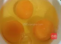 Fried eggs with green peppers Illustration of how to make eggs 1