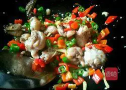 Illustration of how to stir-fry chicken wings with green and red peppers 6