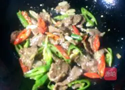 Illustration of how to make fried beef with double pepper 10