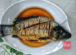 Illustration of braised crucian carp in braised soil 4