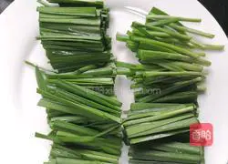 Illustration of how to make stir-fried duck blood with leeks 3