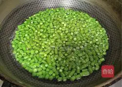 Illustration of how to make olive greens, beans and minced meat with rice 2