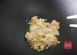Illustration of how to stir-fry razor clam meat with dried beans 8