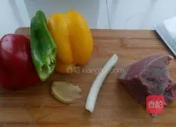 Illustration of how to make fried beef with colored peppers 1