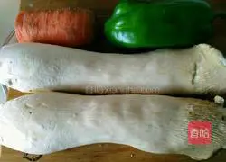 Illustration of how to make shredded king oyster mushrooms with oyster sauce 1