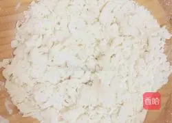 Illustration of how to make shredded pork with Beijing sauce 2