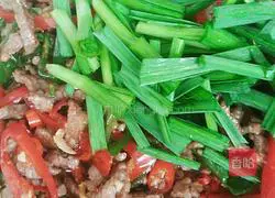 Illustration of how to make fried beef with chili pepper 13