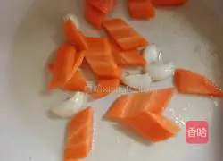 Illustration of how to stir-fry three delicacies 7