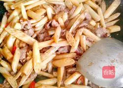 Illustration of how to make stir-fried beef with lotus root 5