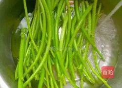 Illustration of spicy stir-fried water spinach stems 2