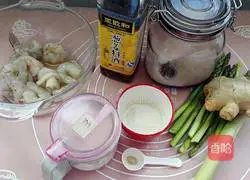 Illustration of how to make fried asparagus and shrimps 1