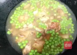 Illustration of how to make stir-fried pork belly with peas 3