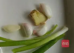 Illustration of how to make potato braised chicken 3