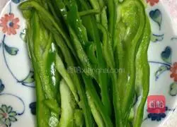 Illustration of how to make shredded duck egg yolk potatoes 3