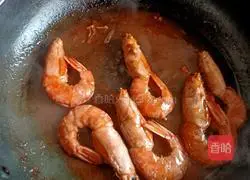 Illustration of braised prawns in oil 11