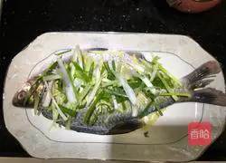 Illustration of how to steam Wuchang fish with black bean sauce 5
