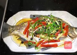 Illustration of how to steam Wuchang fish with black bean sauce 9