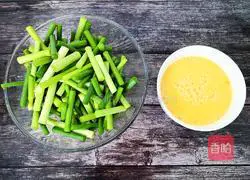 Illustration of how to make scrambled eggs with garlic moss 1