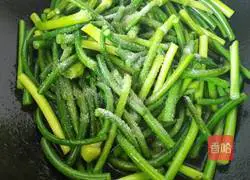 Illustration of how to make fried chicken with garlic sprouts 10