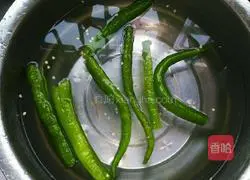 Illustration of how to make fried eggs with green pepper and ham 2