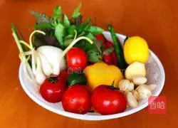 Illustration of how to make tomato braised tiger prawns 1