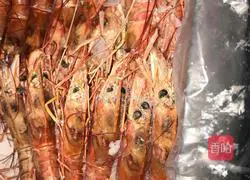 Illustration of how to make shrimp patties 1