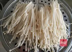 Illustration of how to make fried shredded pork with enoki mushrooms 1
