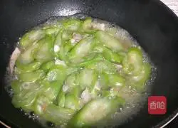 Illustration of how to stir-fry loofah with meat 4