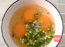 Here are the recipes for the delicious and delicious fried eggs with chives 2