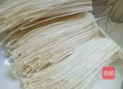 Bacon Enoki Mushrooms Illustration of how to do it 2