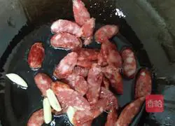 Illustration of how to make sausage and scrambled eggs 3