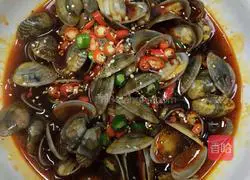 Illustration of how to cook small seafood in sauce 3