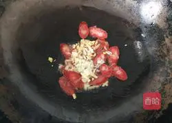 Illustration of how to make fried sausage with potato slices 7