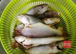 Illustration of how to make grilled small yellow croaker 1